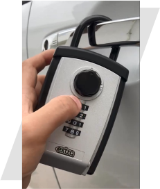 パスコードを入力し中から車のキーを取りだす（車のキーは銀色の袋に入っています）