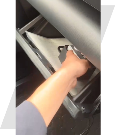 車に乗り込みキーボックスと銀色の袋を車のグローブボックスにしまう