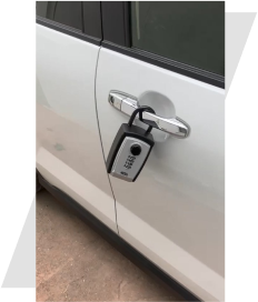 車内の忘れ物等を確認後、車を施錠しキーボックスに銀色の袋に入れた車のキーをしまい、運転席ドアノブに戻す。（パスコードは番号がわからないよう回してください）